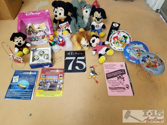 Disney Snow White and the 7 Dwarfs 2004 Collecrible Porelain Village, Ornaments, Stuffed Animals and