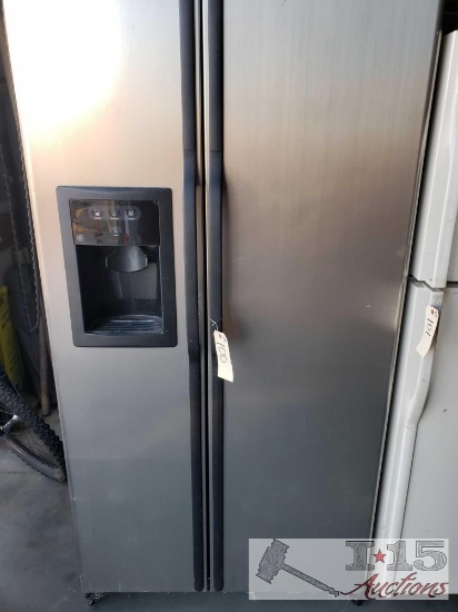 GE Refrigerator with Water Dispenser and Ice Maker