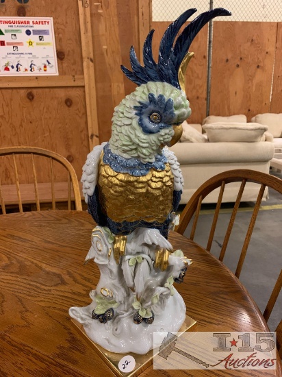 Beautiful hand-painted placed Artistiche porcelain large parrot