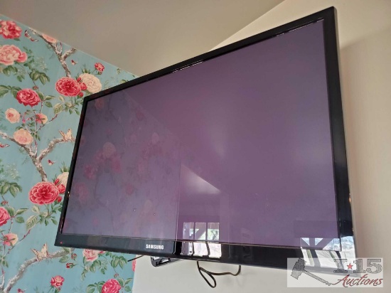 Samsung 43" TV and TV Wall Mount