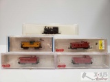 4 N Scale Model Train Cabooses and Steam Locomotive