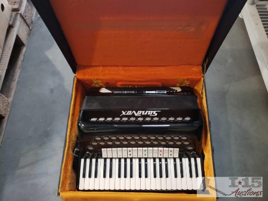 Sanovax Accordion with Hard case