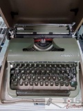 VINTAGE 1953 OLYMPIA SM3 DELUXE MANUAL PORTABLE GREEN TYPEWRITER & CASE