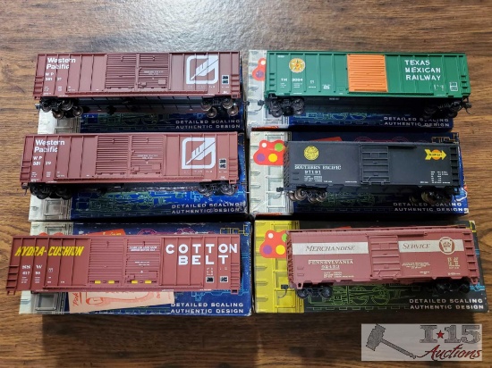 6 Roundhouse Products Box Cars