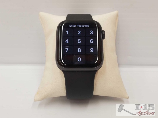 Apple Watch SE 44mm with M/L Band