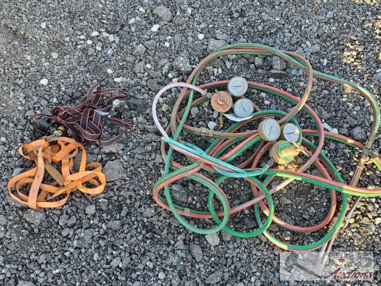 2 Oxygen Regulators With Hoses and 2 Ratchet Straps