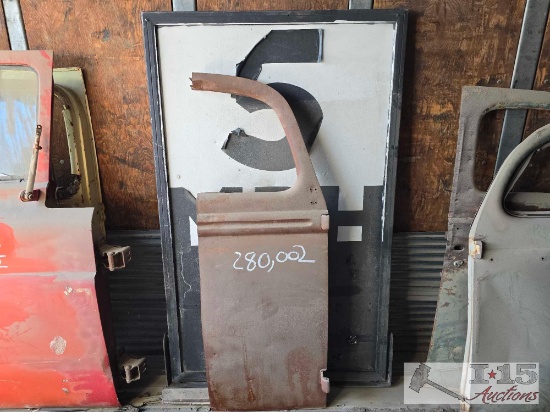 1 Classic Car Door & 5 MPH Sign