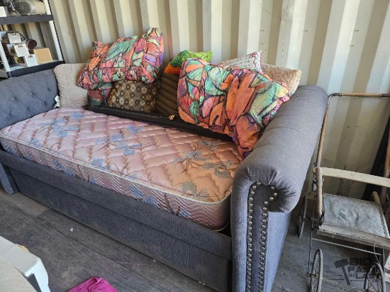 Twin Daybed with Trendle and Pillows