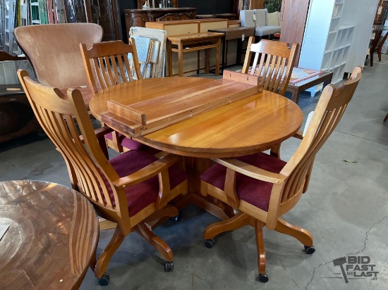 Round Leaf Table and (4) Chairs