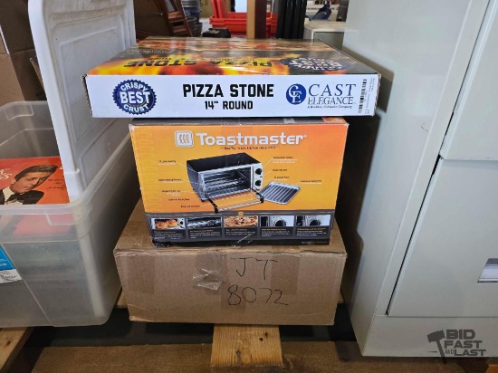 14" Pizza Stone Toastmaster and Box of Newspaper