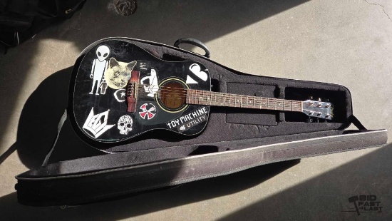 Fender Acoustic Guitar & Road Runner Case