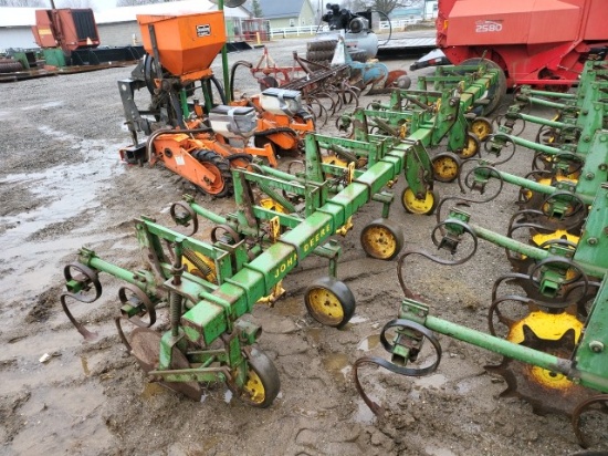 John Deere 3pt. 6 row Cultivator