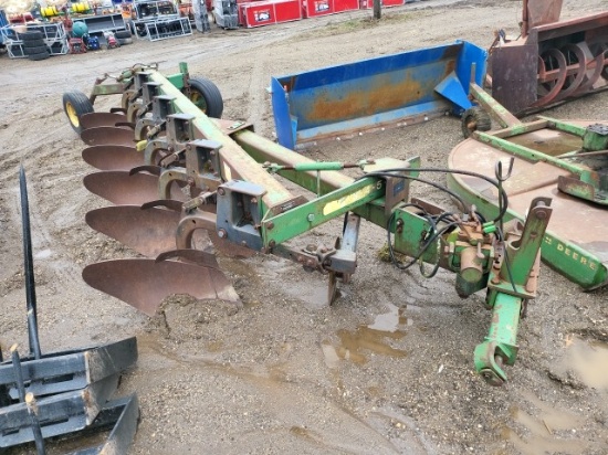 John Deere 2600 6btm. Plow