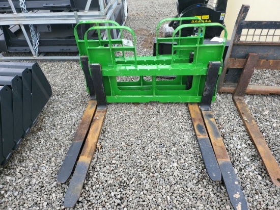 HLA QT Pallet Forks/4200# /John Deere Hookup