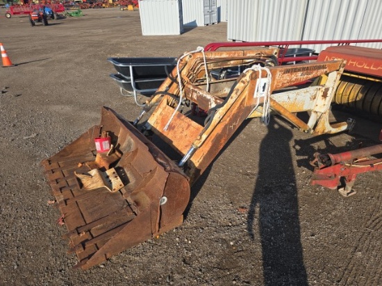International 2000 Loader w/Brackets