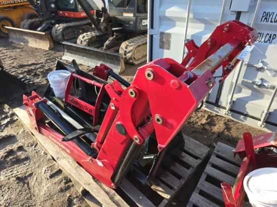 Mahindra Loader w/Brackets/Bucket