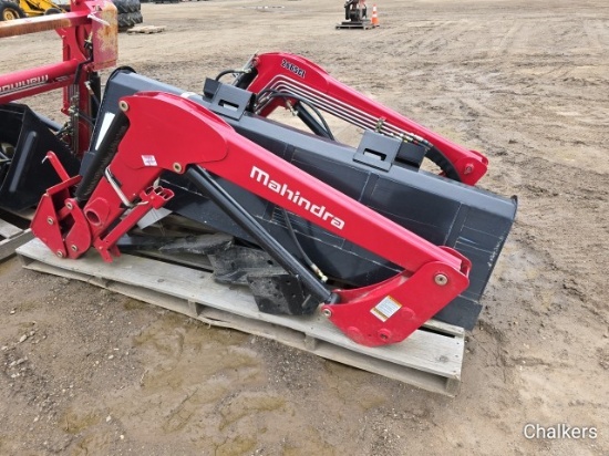 Mahindra Loader w/Brackets/Bucket