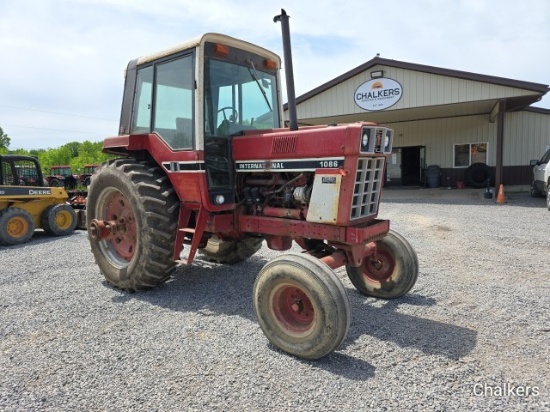 International 1086 2wd w/Cab