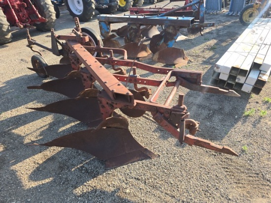 International Fast Hitch 4btm. Plow