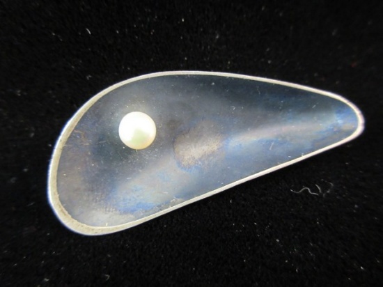 Vintage Genuine Pearl Accent Modern Style Pin