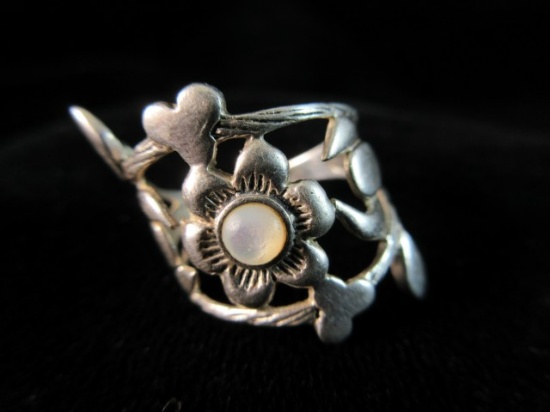 Flower Themed Mother of Pearl Sterling Silver Vintage Ring