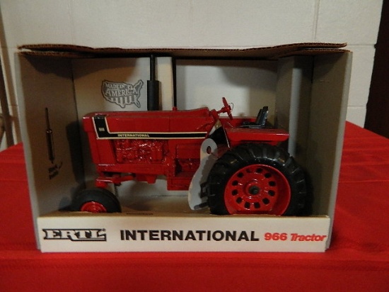 IH 966 Black Stripe 16th Scale