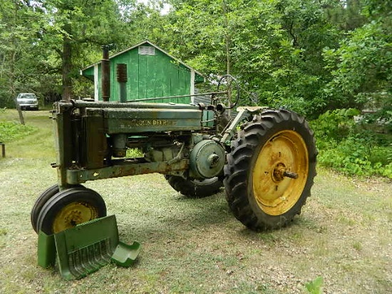 JD B Tractor