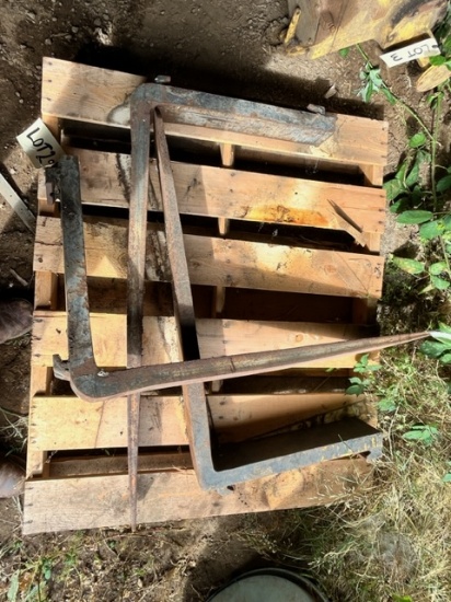 PALLET WITH THREE FORKLIFT FORKS