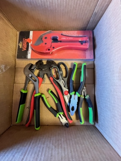 BOX OF HAND TOOLS
