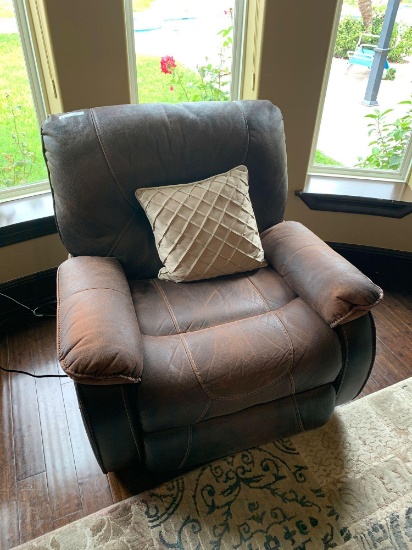 Single recliner sofa