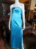 Elegante vestido de noche color celeste metalizado con aplicaciones en bustoBrand: P'zazz Prom