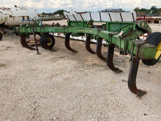 John Deere 900 Ripper, 7-Shanks