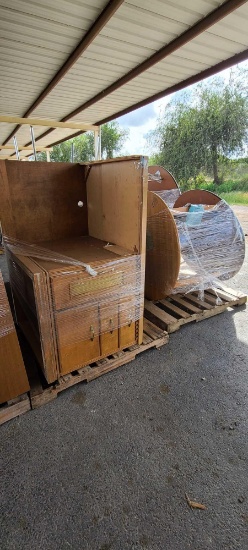 (2) Pallets w/Wooden Counter, (2) Round Tables (Pallet 21-F,159-f)