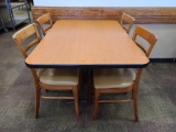 Dinning Table w/(4) Chairs (48''x34'')