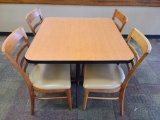 Dinning Table w/(4) Chairs (34''x34'')