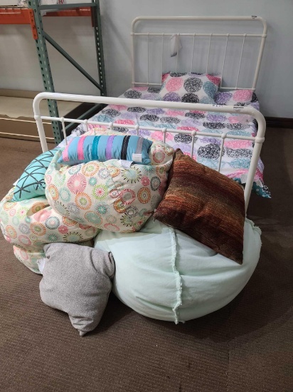 Better Homes & Garden Metal Bed w/Pillows