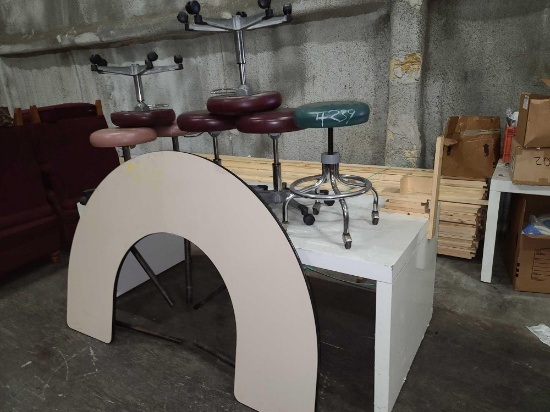 Lot w/Kidney Table & Rolling Stools