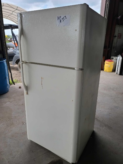 White Refrigerator/ Freezer