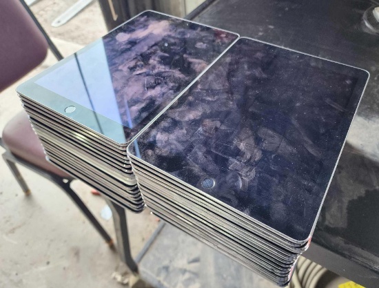 (36) Apple iPads