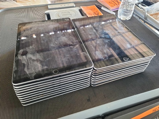 (20) Apple IPads