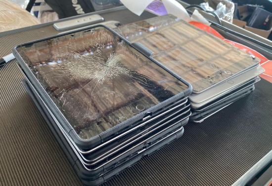 (20) Apple IPads
