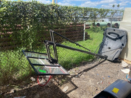 (1) Portable Basketball Hoop