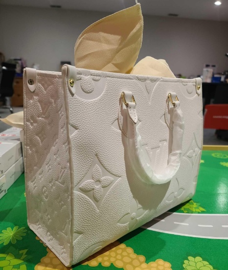 Women's White Purse (AUCTION COMPANY DOES NOT GUARANTEE AUTHENTICITY ...
