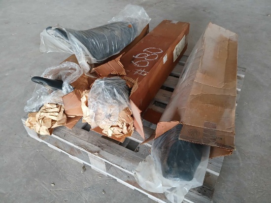 (1) Pallet w/ (4) Dirt Bike Seats (Ex: Enduro Engineering, SDG)