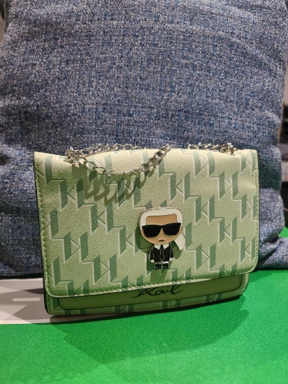 Women's Green Hand Bag (AUCTION COMPANY DOES NOT GUARANTEE AUTHENTICITY)