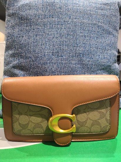 Women's Tan Hand Bag (AUCTION COMPANY DOES NOT GUARANTEE AUTHENTICITY)
