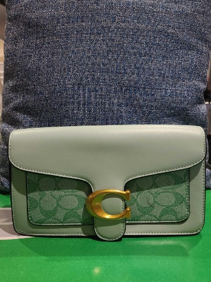 Women's Green Hand Bag (AUCTION COMPANY DOES NOT GUARANTEE AUTHENTICITY)