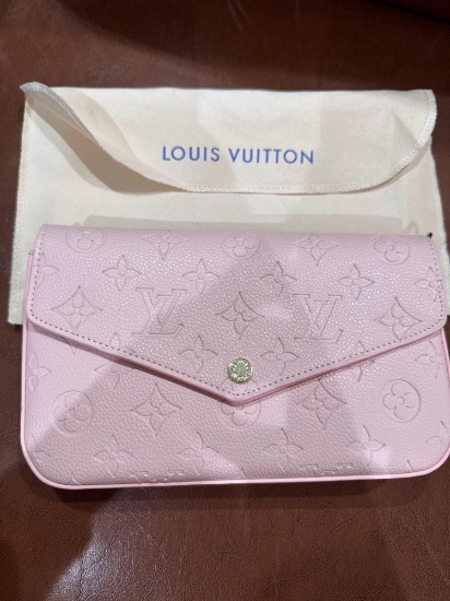 Women's Light Pink Hand Bag (AUCTION COMPANY DOES NOT GUARANTEE AUTHENTICITY)