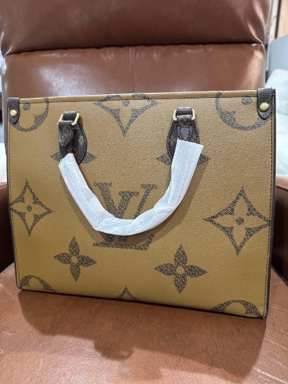 Women's Brown Two-Tone Purse (AUCTION COMPANY DOES NOT GUARANTEE AUTHENTICITY)