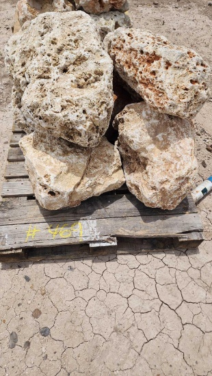 (1) Pallet of Landscape Stone Boulder Rocks